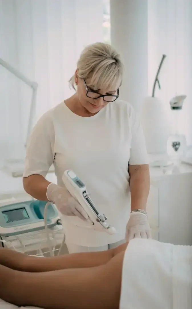 Ilona Fritsche, Heilpraktikerin, bei einer Behandlung im BodyFlair Werdau